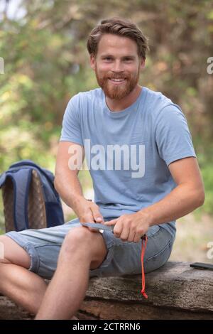 uomo abile che sbianca il palo nella foresta Foto Stock