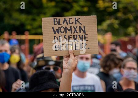 Brooklyn, New York, Stati Uniti. 24 Settembre 2020. Brooklynites si riunì a Maria Hernandez Park a Bushwick il 24 settembre 2020 per chiedere giustizia a Breonna Taylor, Portare luce alle donne nere colpite dalla violenza della polizia e amplificare il movimento contro la brutalità della polizia e l'ingiustizia razziale e fare un forte appello per lo sfinanziamento della forza di polizia. (Foto di Erik McGregor/Sipa USA) Credit: Sipa USA/Alamy Live News Foto Stock