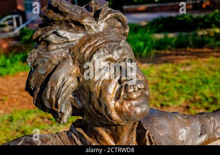 La panchina di Einstein, una statua in bronzo di Albert Einstein, è raffigurata all'Università dell'Alabama del Sud, 22 agosto 2020, a Mobile, Alabama. Foto Stock