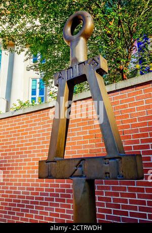 Un simbolo Tau Beta Pi in bronzo si trova all'esterno di Shelby Hall, dove si trova il College of Engineering, presso l'Università dell'Alabama meridionale. Foto Stock