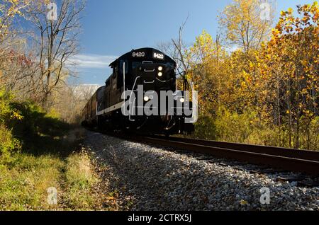 Il motore numero 8420 viaggia verso nord per la ferrovia panoramica della Cuyahoga Valley nel Parco Nazionale della Cuyahoga Valley in una giornata di sole in autunno. Foto Stock