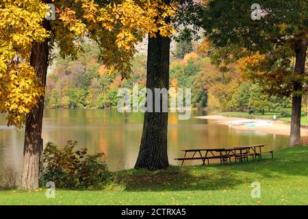 Titolo Wisconsin autunno natura sfondo. Paesaggio scenico con alberi dai colori brillanti presso il Devil's Lake state Park, sulla riva sud. Baraboo, Wisconsin, Midwest USA Foto Stock