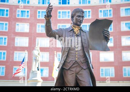 La statua in bronzo raffigura la storica lettura pubblica della Dichiarazione di Indipendenza del colonnello John Neilson il 9 luglio 1776. Foto Stock