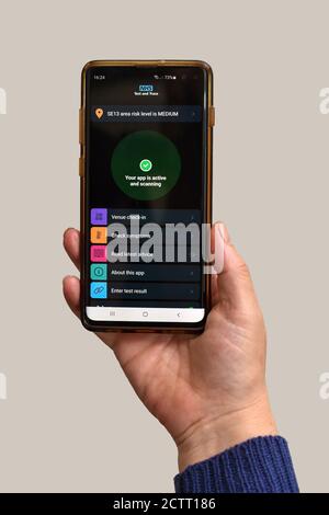 Londra, Regno Unito. 24 Settembre 2020. In questa illustrazione fotografica l'app NHS Test and Trace, lanciata in Inghilterra e Galles, viene visualizzata su uno smartphone.si invita a scaricare il software di tracciamento dei contatti di lunga delayedÂ Covid-19Â. Credit: Dave Rushen/SOPA Images/ZUMA Wire/Alamy Live News Foto Stock