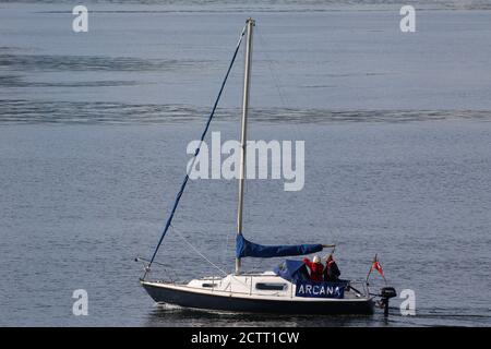 Arcana, uno yacht a vela di proprietà privata, passando Gourock sul Firth di Clyde. Foto Stock