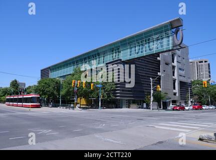 Toronto, Canada - 8 luglio 2018: Una vista del campus del centro cittadino dell'Università di Toronto dalla sua entrata occidentale su Spadina Avenue. Foto Stock