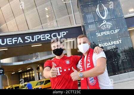 Budapest, Stadio Ferenc Puskas. 24 Settembre 2020. Tifosi della Bayern, tifosi di calcio dall'Ungheria di fronte all'arena, quasi tutti i tifosi, tifosi di calcio sono di fronte allo stadio, arena, vuoto, abbandonato. Calcio UEFA Super Cup 2020 FC Bayern Monaco-FC Sevilla 1-2 NV il 24 settembre 2020 a Budapest, Stadio Ferenc Puskas. | utilizzo in tutto il mondo credito: dpa/Alamy Live News Foto Stock