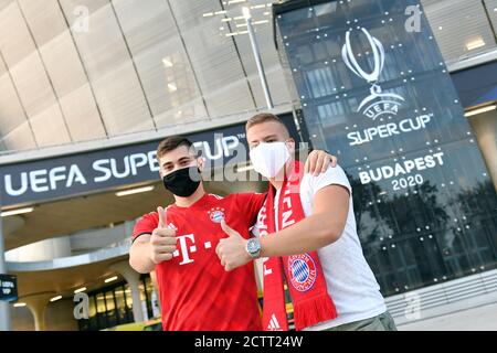 Budapest, Stadio Ferenc Puskas. 24 Settembre 2020. Tifosi della Bayern, tifosi di calcio dall'Ungheria di fronte all'arena, quasi tutti i tifosi, tifosi di calcio sono di fronte allo stadio, arena, vuoto, abbandonato. Calcio UEFA Super Cup 2020 FC Bayern Monaco-FC Sevilla 1-2 NV il 24 settembre 2020 a Budapest, Stadio Ferenc Puskas. | utilizzo in tutto il mondo credito: dpa/Alamy Live News Foto Stock