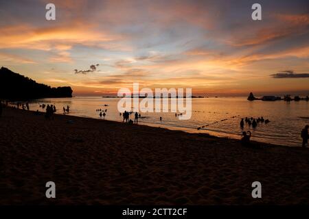 Tramonto cielo gradiente lungo l'orizzonte mare vista spiaggia Foto Stock