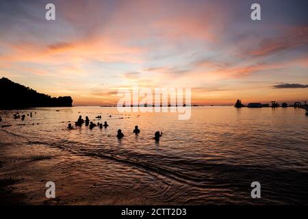 Tramonto cielo gradiente lungo l'orizzonte mare vista spiaggia Foto Stock