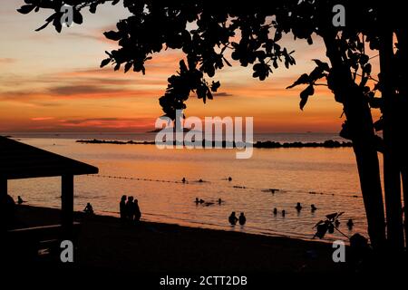 Tramonto cielo gradiente lungo l'orizzonte mare vista spiaggia Foto Stock