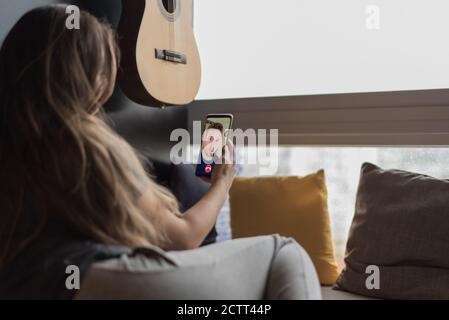 Donna che fa una videochiamata all'uomo Foto Stock