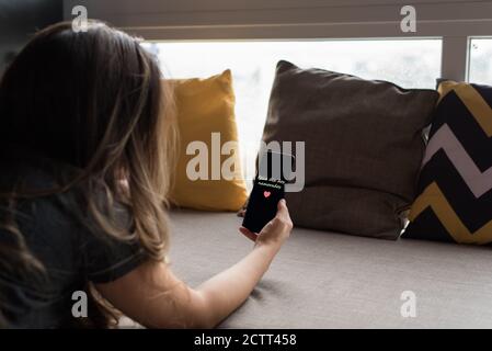 Donna brasiliana appeso un cellulare scritto 'Feliz dia dos Namorados' Foto Stock