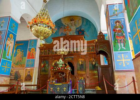 Madaba, Giordania 04/03/2010: All'interno della Chiesa greco-ortodossa di San Giorgio, famosa per la sua ampia decorazione a mosaico. Colonne delle funzioni dell'immagine, chandel Foto Stock