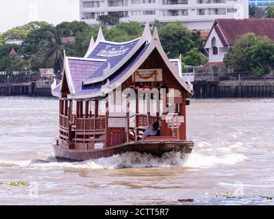 Traghetto navetta sul fiume Chao Phraya a Bangkok, che porta i passeggeri da un condominio al molo di Sathorn, dove si trova una stazione BTS Sky-Train. Lik Foto Stock