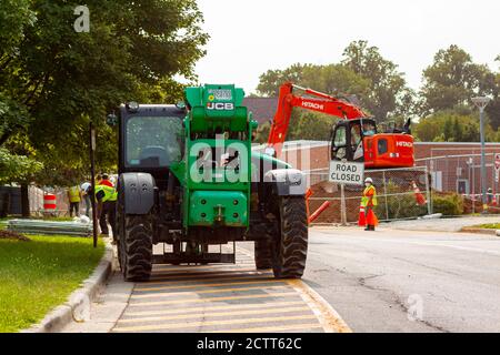 Bethesda, MD, USA 09/12/2020: Vista di un cantiere durante il funzionamento delle macchine operatrici. Un carrello elevatore a forche JCB e un escavatore Hitachi AS Foto Stock