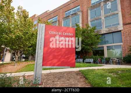 Bethesda, MD, USA 09/15/2020: Centro clinico (edificio 10) all'interno del campus principale degli istituti nazionali di sanità (NIH). Qui è dove la maggior parte della clinica Foto Stock