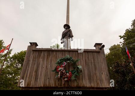 Point Lookout, MD, USA 09/19/2020: Statua di un soldato confederato sconosciuto situato nel campo del prigioniero di guerra confederato . Una corona di fiori con Foto Stock