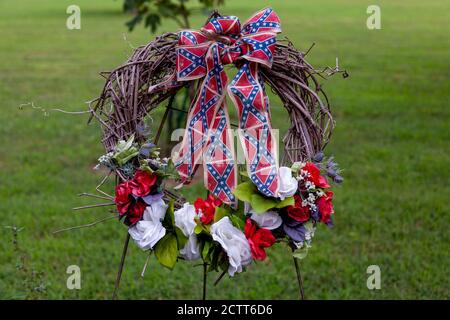 Una corona di fiori blu, bianchi e rossi con nastri a tema bandiera confederata. Questa corona fu posta nel prigioniero Point Lookout del campo di guerra dove 3384 Foto Stock