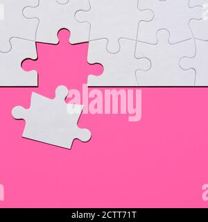 Ultimo pezzo di puzzle in puzzle su sfondo rosa Foto Stock