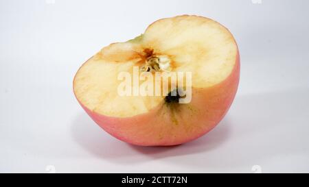 Metà della pelle croccante di mela rossa di miele su bianco sfondo Foto Stock