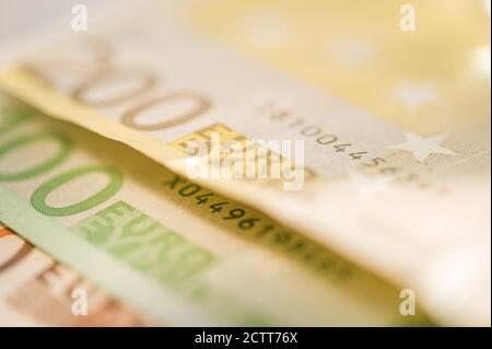 Diverse denominazioni di banconote in euro Foto Stock