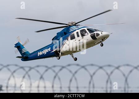 Richmond, British Columbia, Canada. 24 Settembre 2020. Un elicottero Helijet International Sikorsky S-76A (C-FZAA) che arriva a terra all'aeroporto internazionale di Vancouver. Credit: Bayne Stanley/ZUMA Wire/Alamy Live News Foto Stock