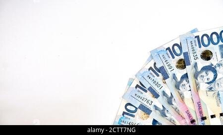 Philippine peso Bills su sfondo bianco Foto Stock