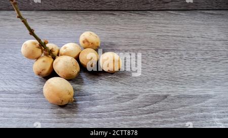 Stelo di frutta di Lanzone su sfondo bianco Foto Stock