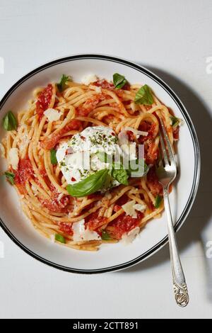 Spaghetti con salsa di pomodoro su piatto Foto Stock