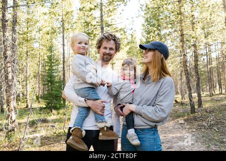 Genitori con piccole figlie (2-3) in piedi sulla strada in Uinta-Wasatch-cache Foresta Nazionale Foto Stock