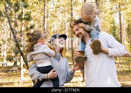 Felici genitori che portano piccole figlie (2-3) nella foresta nazionale di Uinta-Wasatch-cache Foto Stock