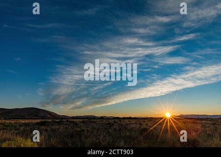 USA, Idaho, Sun Valley, nuvole sopra i campi al tramonto Foto Stock