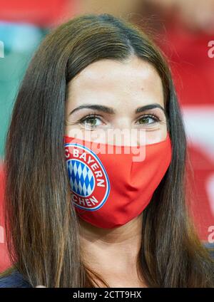 Budapest, Ungheria, 24 settembre 2020. Tifosi fcb nella finale UEFA SuperCup FC BAYERN MUENCHEN - FC SEVILLA 2-1 nella Stagione 2019/2020, FCB, Monaco, © Peter Schatz / Alamy Live News - LE NORMATIVE UEFA VIETANO QUALSIASI USO DI FOTOGRAFIE come SEQUENZE DI IMMAGINI e/o QUASI-VIDEO - Notizie nazionali e internazionali - Agenzie DI stampa SOLO per uso editoriale Foto Stock