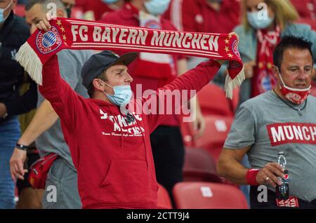 Budapest, Ungheria, 24 settembre 2020. Tifosi fcb nella finale UEFA SuperCup FC BAYERN MUENCHEN - FC SEVILLA 2-1 nella Stagione 2019/2020, FCB, Monaco, © Peter Schatz / Alamy Live News - LE NORMATIVE UEFA VIETANO QUALSIASI USO DI FOTOGRAFIE come SEQUENZE DI IMMAGINI e/o QUASI-VIDEO - Notizie nazionali e internazionali - Agenzie DI stampa SOLO per uso editoriale Foto Stock