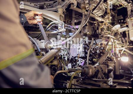 Il meccanico addetto all'aviazione sta lavorando sull'area del carro Foto Stock