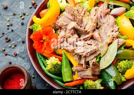 Stufato di manzo con verdure di stagione. Carne di manzo cotta con verdure Foto Stock