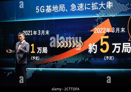 Tokyo, Giappone. 25 Settembre 2020. Il gestore di telefonia mobile giapponese KDDI il presidente Makoto Takahashi annuncia i nuovi telefoni cellulari 5G e i nuovi servizi in una presentazione a Tokyo venerdì 25 settembre 2020. Il nuovo governo giapponese farà pressione agli operatori di telefonia mobile per ridurre i costi per i telefoni cellulari. Credit: Yoshio Tsunoda/AFLO/Alamy Live News Foto Stock