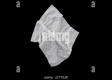 Panno di carta sgualcito o assorbente usato isolato su nero Foto Stock