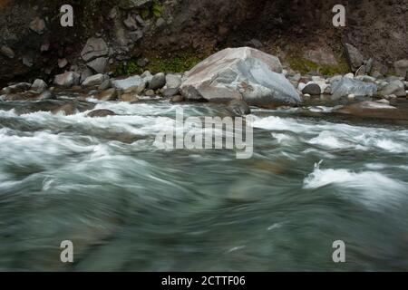 Il fiume Hangatahua, noto anche come fiume Stony, è un fiume della regione di Taranaki in Nuova Zelanda Foto Stock