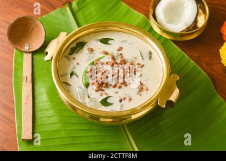 Onam Sadhya, Kerala vegetariano curry Olan una cucina di Kerala curry vegetale in India del Sud su foglia di banana. Preparato da zucca bianca, lenticchie, cocco Foto Stock