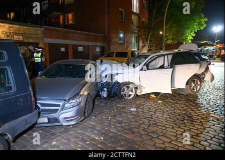 Amburgo, Germania. 24 Settembre 2020. Il veicolo bianco della persona che ha causato l'incidente è in piedi con danni frontali su una vettura che è anche danneggiata. In un incidente verificatosi ad Amburgo-Altona a fine giovedì sera, due persone sono rimaste ferite e nove veicoli sono stati danneggiati, alcuni dei quali sono stati gravemente. Secondo i risultati iniziali, l'incidente è stato causato da un veicolo fuoristrada che presumibilmente ha guidato a velocità eccessiva, secondo la polizia intorno a mezzanotte. Credit: Jonas Walzberg/dpa - ATTENZIONE: Le etichette sono state pixelate per motivi legali/dpa/Alamy Live News Foto Stock