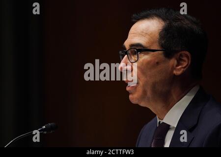 (200925) -- WASHINGTON, D.C., 25 settembre 2020 (Xinhua) -- il Segretario del Tesoro degli Stati Uniti Steven Mnuchin testimonia ad un'audizione davanti al Comitato del Senato degli Stati Uniti sulle banche, gli alloggi e gli affari urbani su Capitol Hill a Washington, DC, gli Stati Uniti, 24 settembre 2020. PER ANDARE CON 'Spotlight: Il recupero del mercato del lavoro degli Stati Uniti va in bancarelle con il Congresso deadlocked su sollievo fiscale' (toni L. Sandys/Pool via Xinhua) Foto Stock