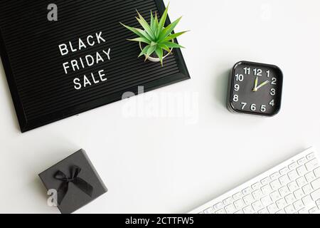 White text Black Friday sale su lavagna nera con tastiera per computer, confezione regalo e Clock allarme su sfondo bianco. Tempo di vendita stagionale. Shopping Foto Stock