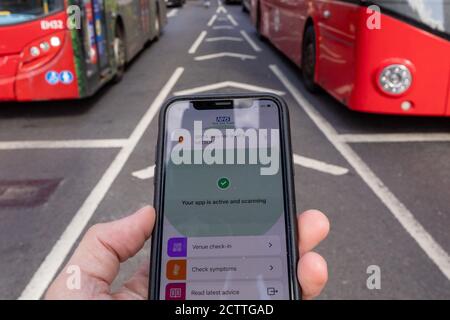 Londra, Regno Unito. 24 Settembre 2020. Foto scattata il 24 settembre 2020 mostra l'app NHS COVID-19 visualizzata su un telefono in Parliament Square a Londra, Gran Bretagna. Giovedì, più di un milione di persone hanno scaricato l'app NHS COVID-19 per il tracciamento dei contatti, da lungo tempo attesa dal governo britannico, per l'Inghilterra e il Galles entro il suo primo giorno di lancio. L'app ufficiale NHS COVID-19 istruisce gli utenti a mettere in quarantena per 14 giorni se rileva che erano vicini a qualcuno che ha il virus. Credit: Tim Ireland/Xinhua/Alamy Live News Foto Stock