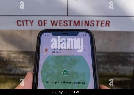 Londra, Regno Unito. 24 Settembre 2020. Foto scattata il 24 settembre 2020 mostra l'app NHS COVID-19 visualizzata su un telefono su Whitehall a Londra, Gran Bretagna. Giovedì, più di un milione di persone hanno scaricato l'app NHS COVID-19 per il tracciamento dei contatti, da lungo tempo attesa dal governo britannico, per l'Inghilterra e il Galles entro il suo primo giorno di lancio. L'app ufficiale NHS COVID-19 istruisce gli utenti a mettere in quarantena per 14 giorni se rileva che erano vicini a qualcuno che ha il virus. Credit: Tim Ireland/Xinhua/Alamy Live News Foto Stock