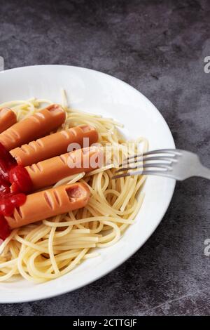 Halloween ricetta bambini spaghetti con salsicce a forma di dita Foto Stock