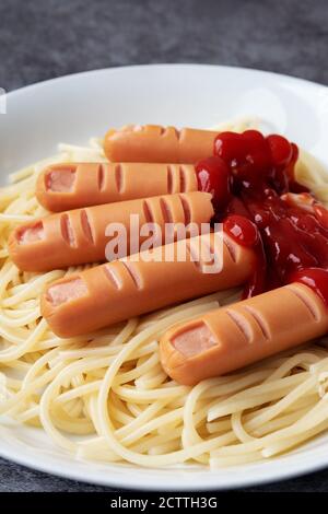 Halloween ricetta bambini spaghetti con salsicce a forma di dita Foto Stock