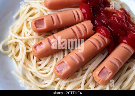 Halloween ricetta bambini spaghetti con salsicce a forma di dita Foto Stock