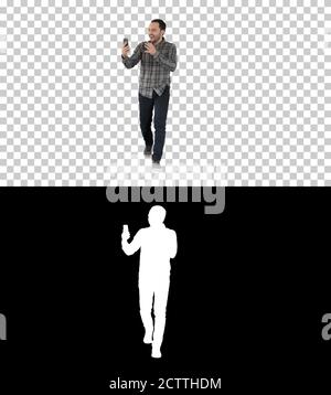 Un uomo entusiasta che usa lo smartphone registrando video blog vlog, Alpha CH Foto Stock